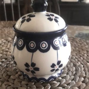 Polish style pottery. Goes well with the Polish Blue/white patterns.
